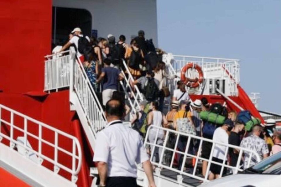 Τουλάχιστον 26.000 επιβάτες θα αναχωρήσουν σήμερα από το λιμάνι του Πειραιά
