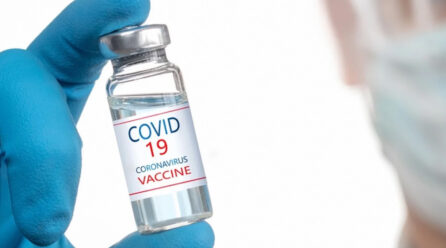 Ξεκινούν σήμερα οι πρώτοι εμβολιασμοί αναμνηστικής δόσης με τα επικαιροποιημένα εμβόλια