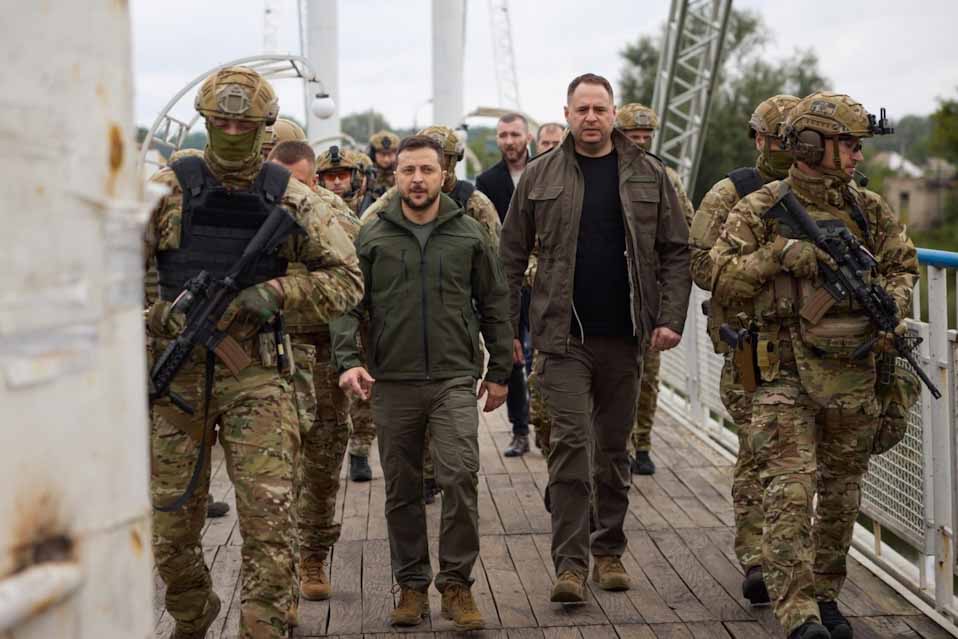 Επίσκεψη Ζελένσκι στις περιοχές που ανακατέλαβε ο ουκρανικός στρατός
